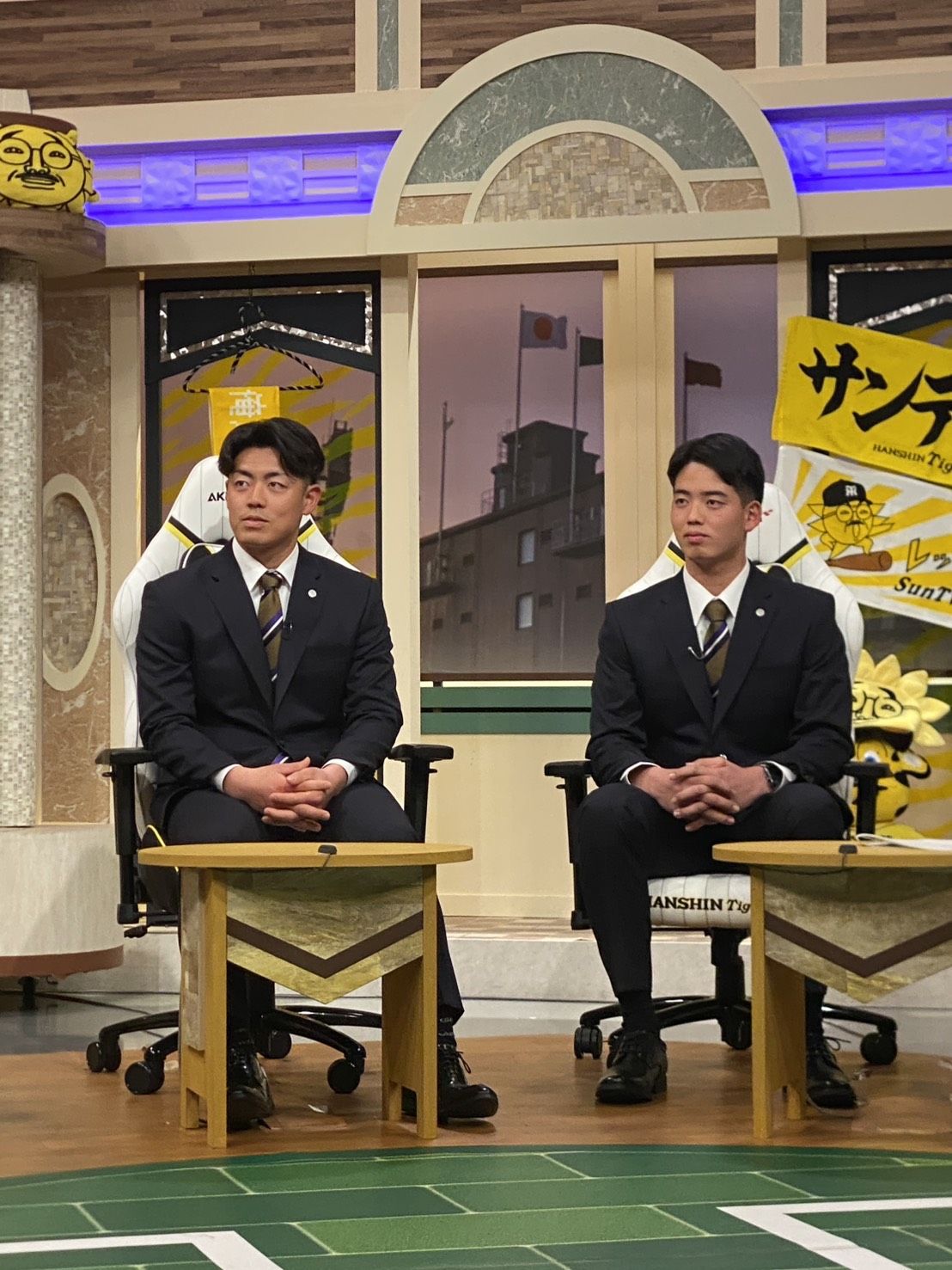 サンテレビの熱血タイガース党に出演した阪神谷端（左）と早瀬