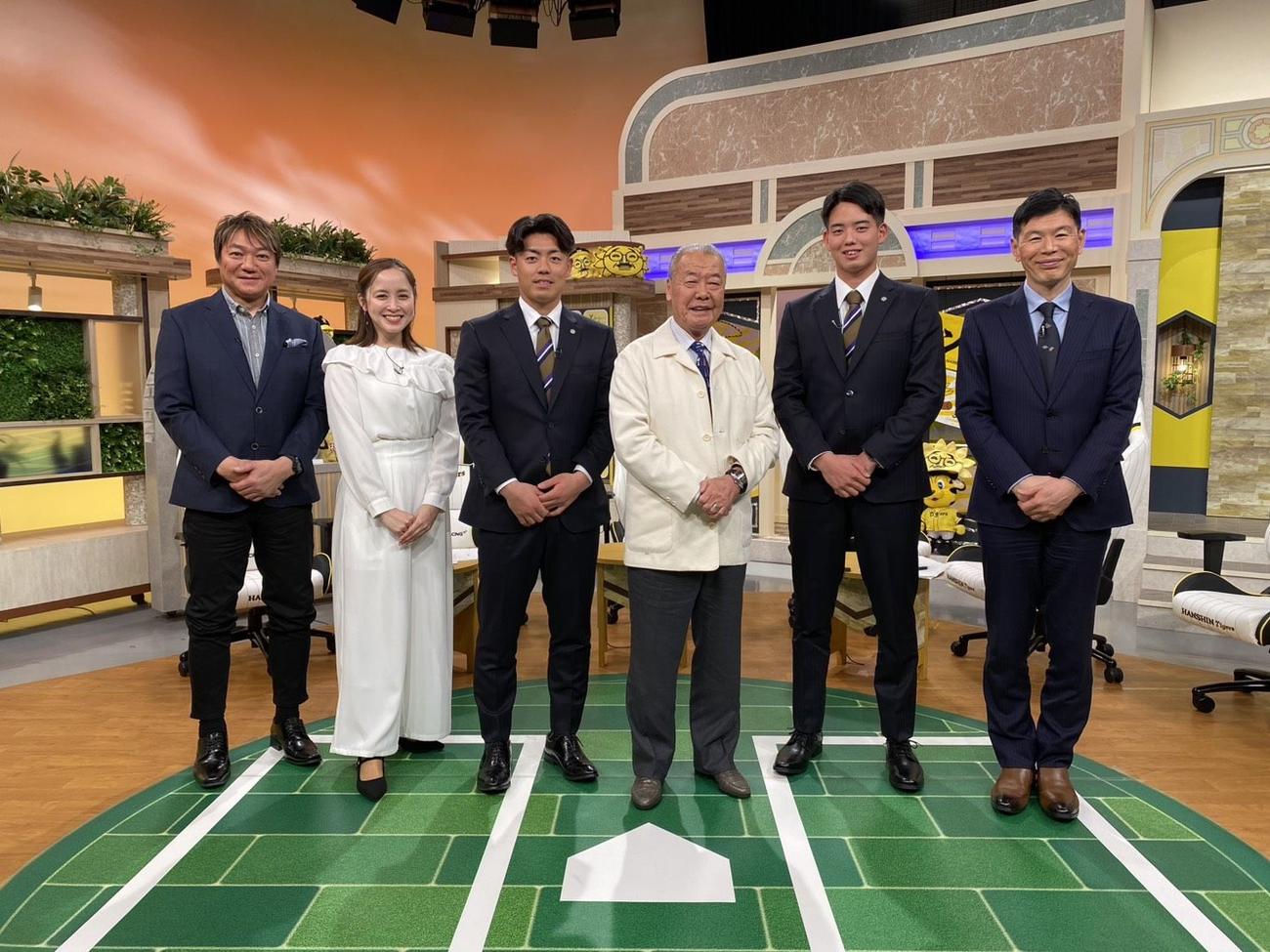 サンテレビの熱血タイガース党に出演した左から浜中幹事長、秘書の武田、谷端、福本党首、早瀬、湯浅党首補佐