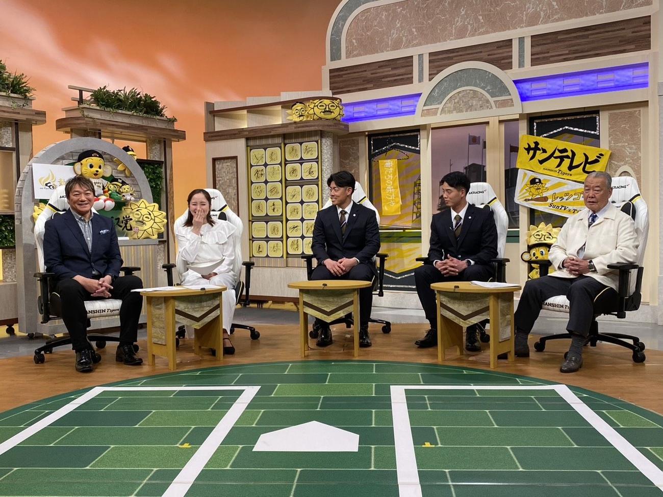 サンテレビの熱血タイガース党に出演した阪神谷端（左から3人目）と早瀬（同4人目）、左から浜中治幹事長、秘書の武田訓佳、2人おいて福本豊党首
