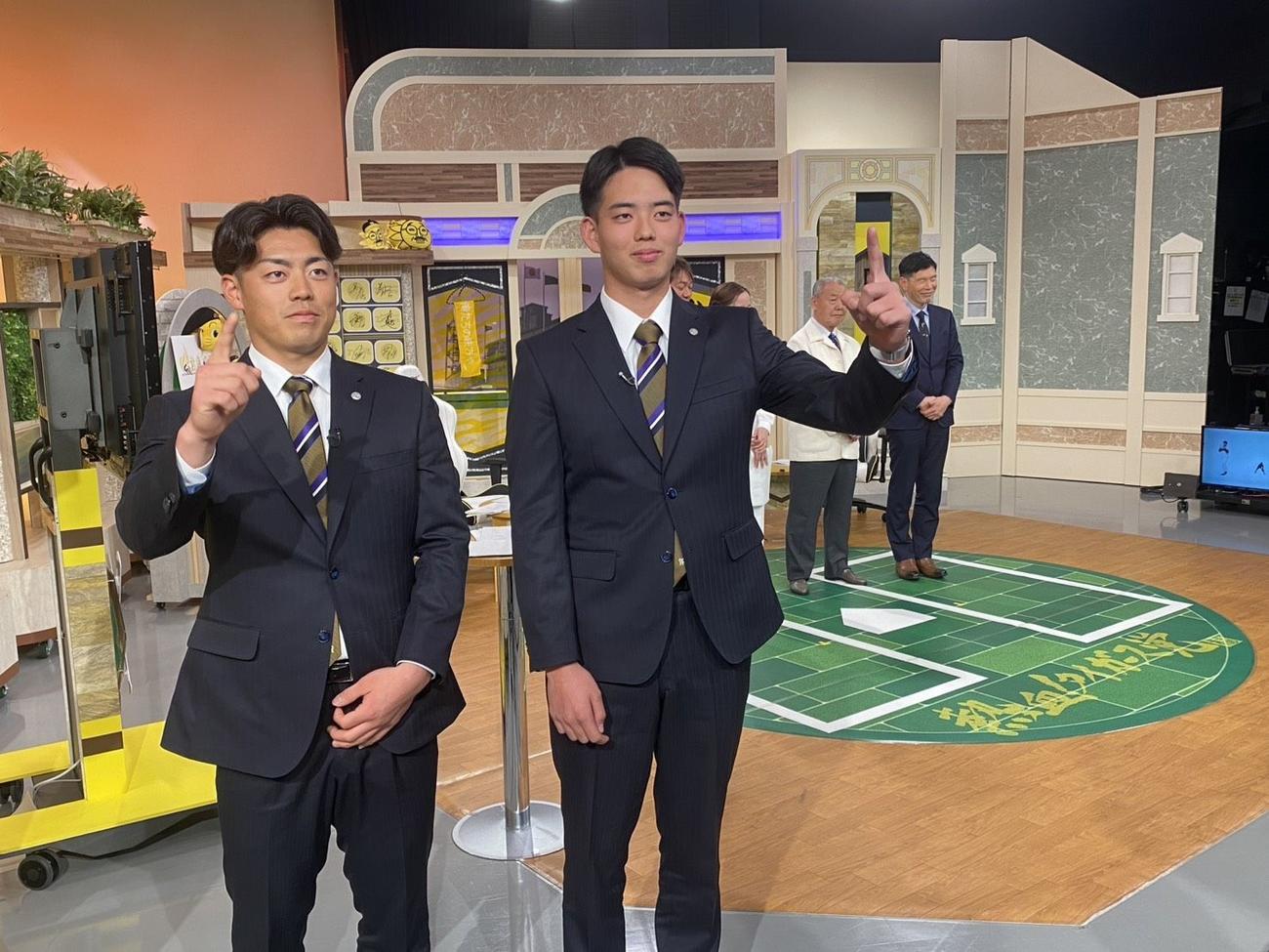 サンテレビの熱血タイガース党に出演した阪神谷端（左）と早瀬