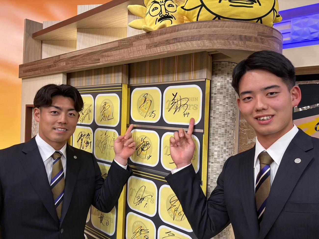 サンテレビの熱血タイガース党に出演した阪神谷端（左）と早瀬（球団提供）
