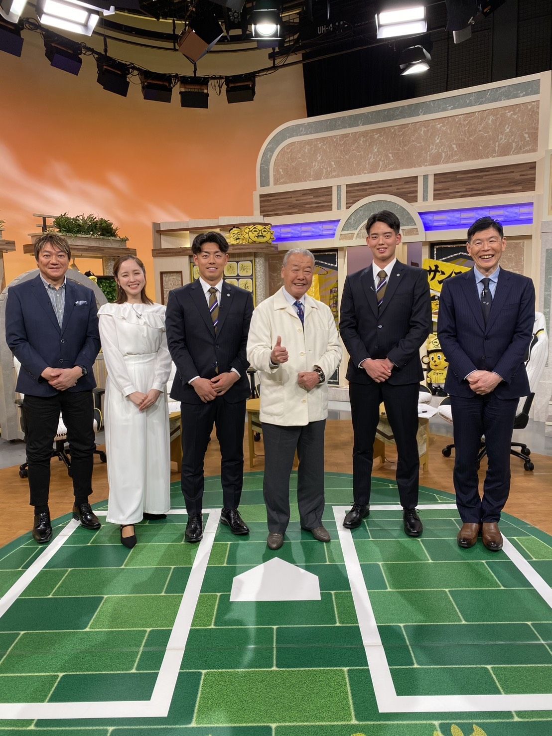 サンテレビの熱血タイガース党に出演した左から浜中幹事長、武田秘書、谷端、福本党首、早瀬、湯浅党首補佐