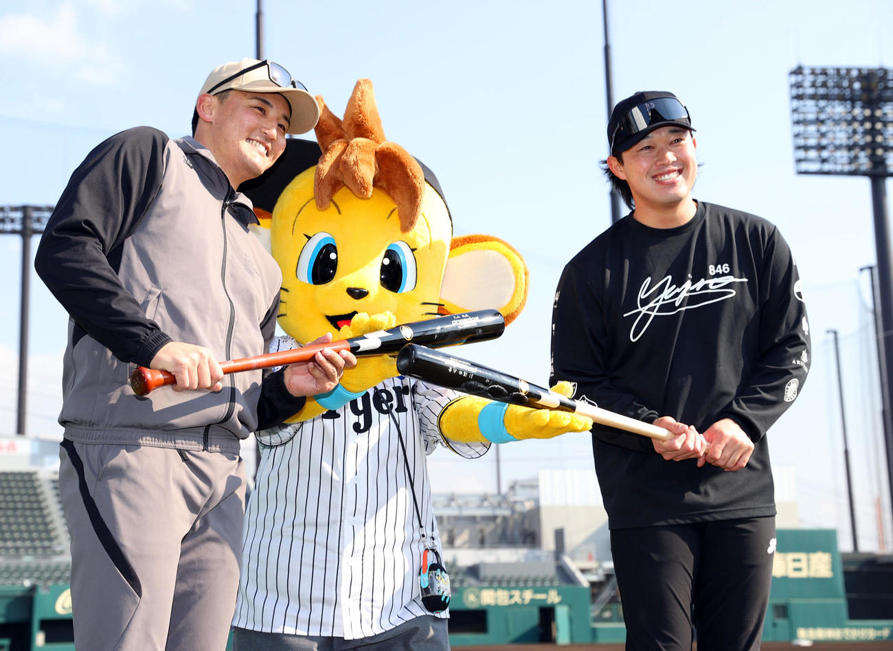 SGLスタジアムでコラッキーと笑顔で写真に収まる阪神元山（左）と浜田（撮影・上山淳一）