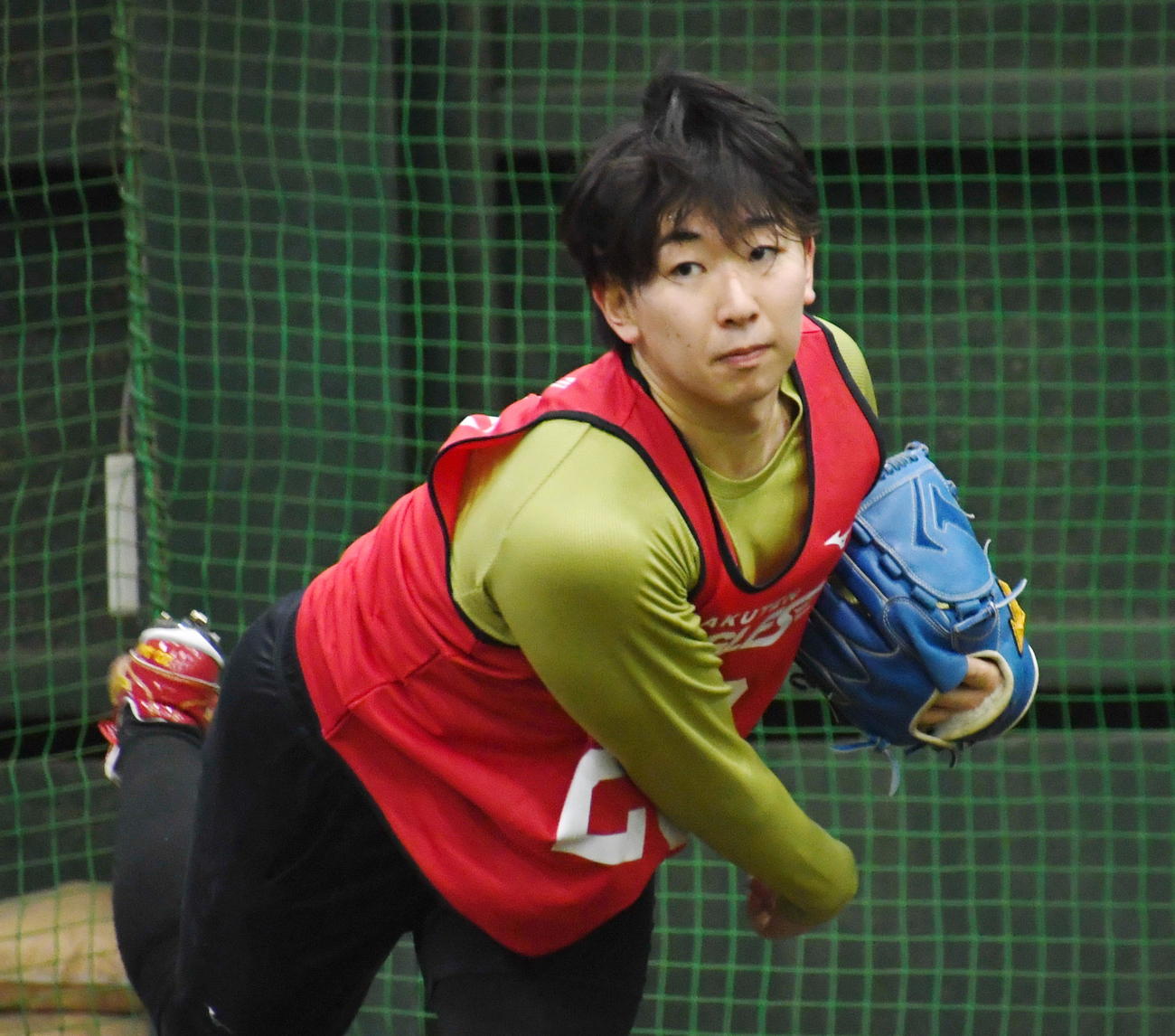 ブルペンで投球する楽天ドラフト2位の伊藤樹（撮影・山田愛斗）