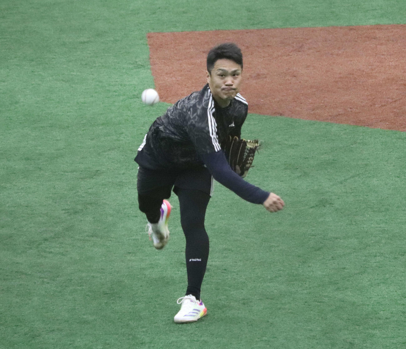 ジャイアンツ球場で自主トレする巨人則本（撮影・小早川宗一郎）