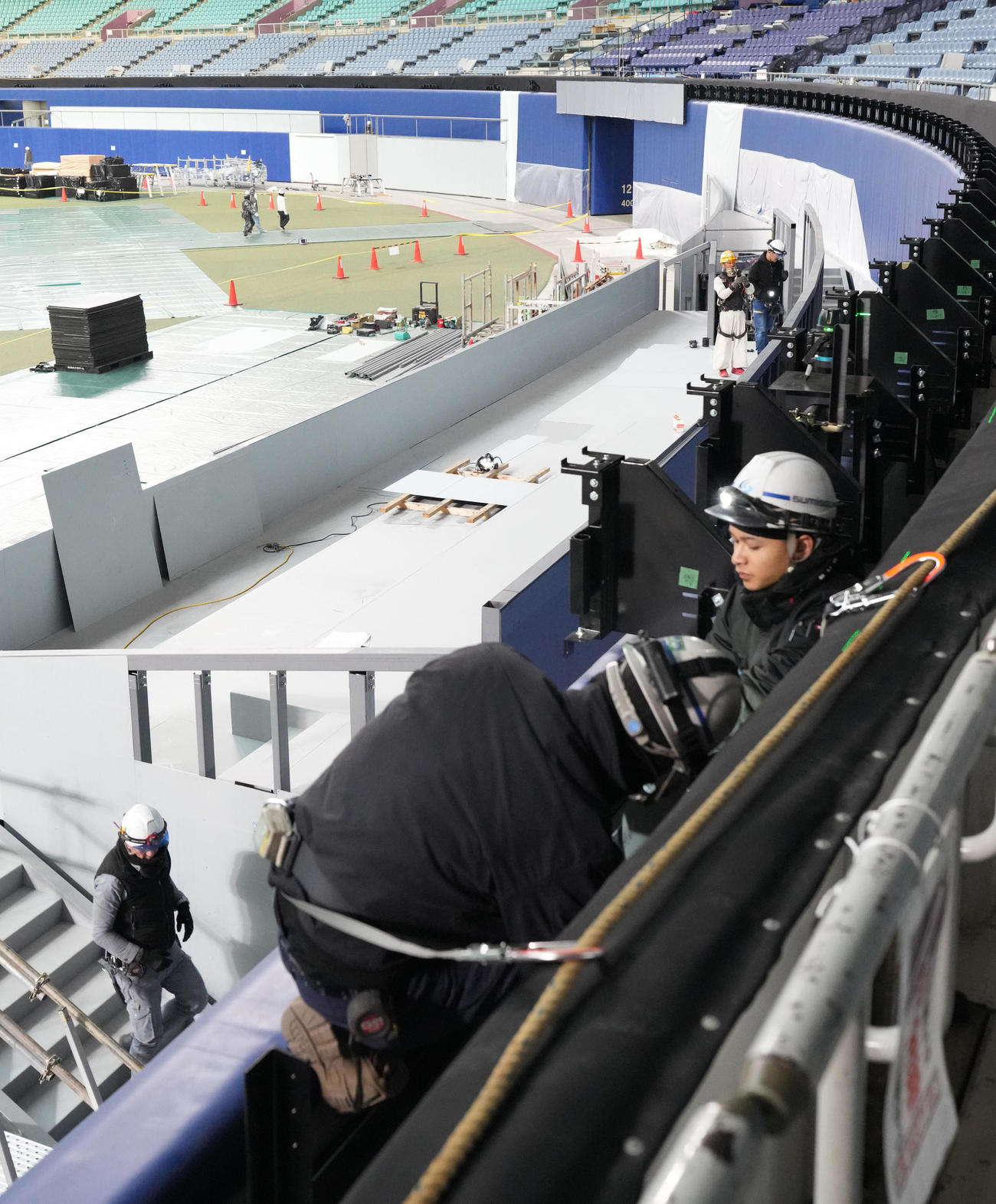 公開された新しく設置されるホームランウイングとLEDビジョンの工事（撮影・森本幸一）