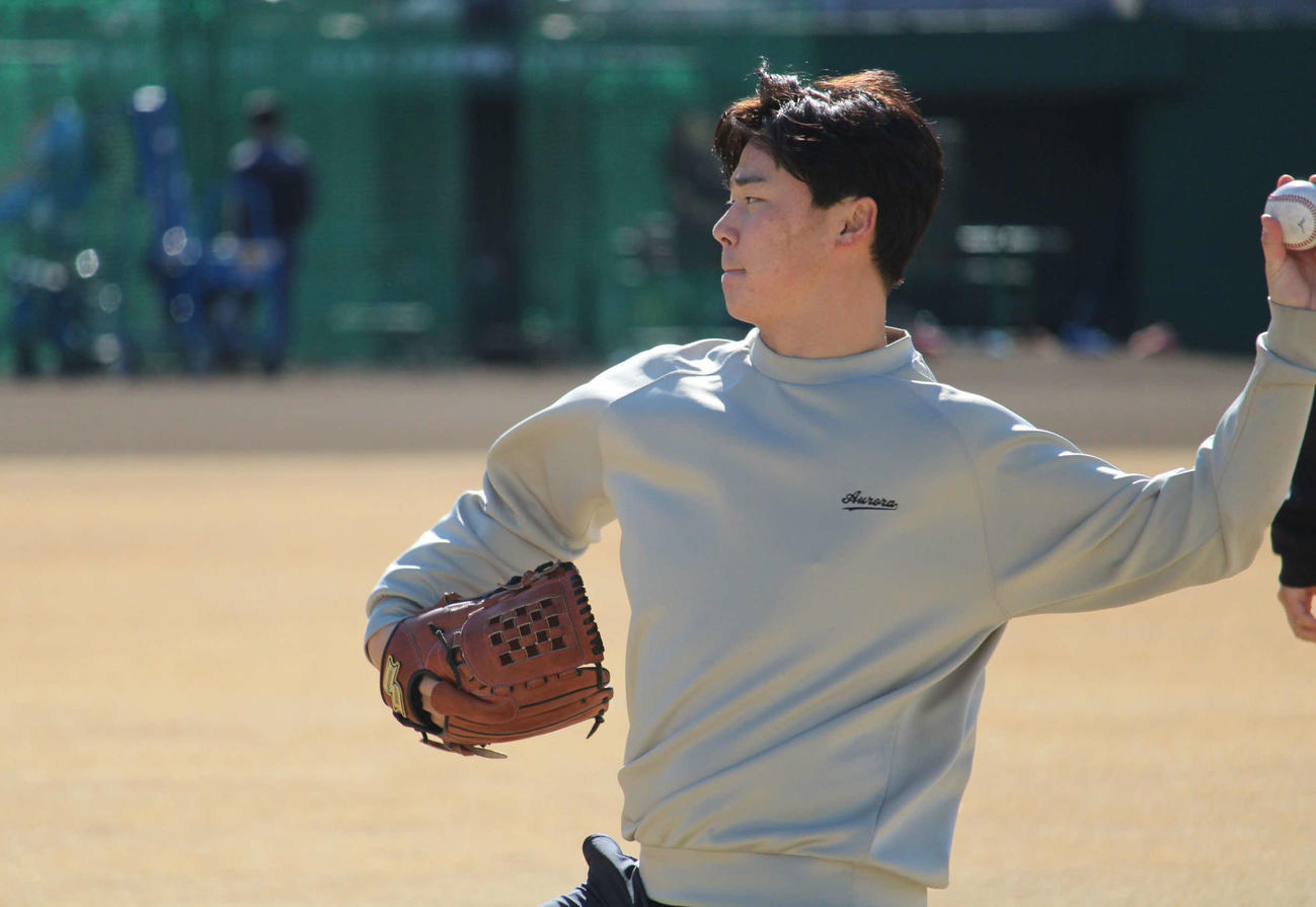 初の1軍キャンプメンバー入りを決めた西武佐藤爽（撮影・金子真仁）