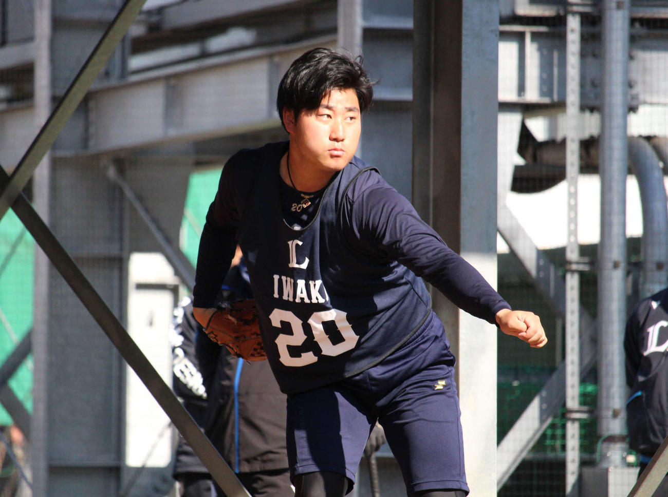 ブルペンで投球練習を行った西武岩城（撮影・金子真仁）