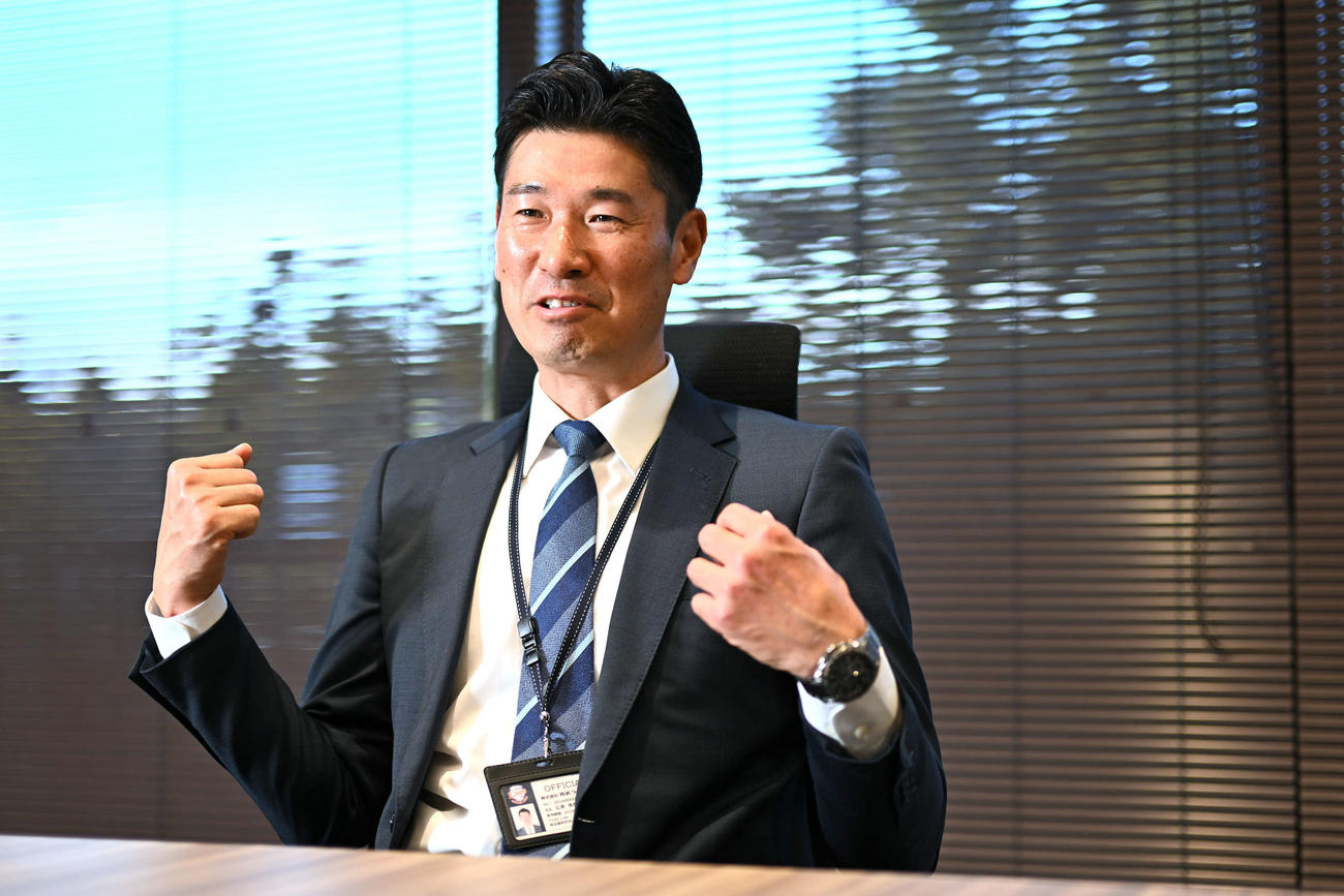 インタビューに応じる西武広池浩司球団本部長（撮影・滝沢徹郎）