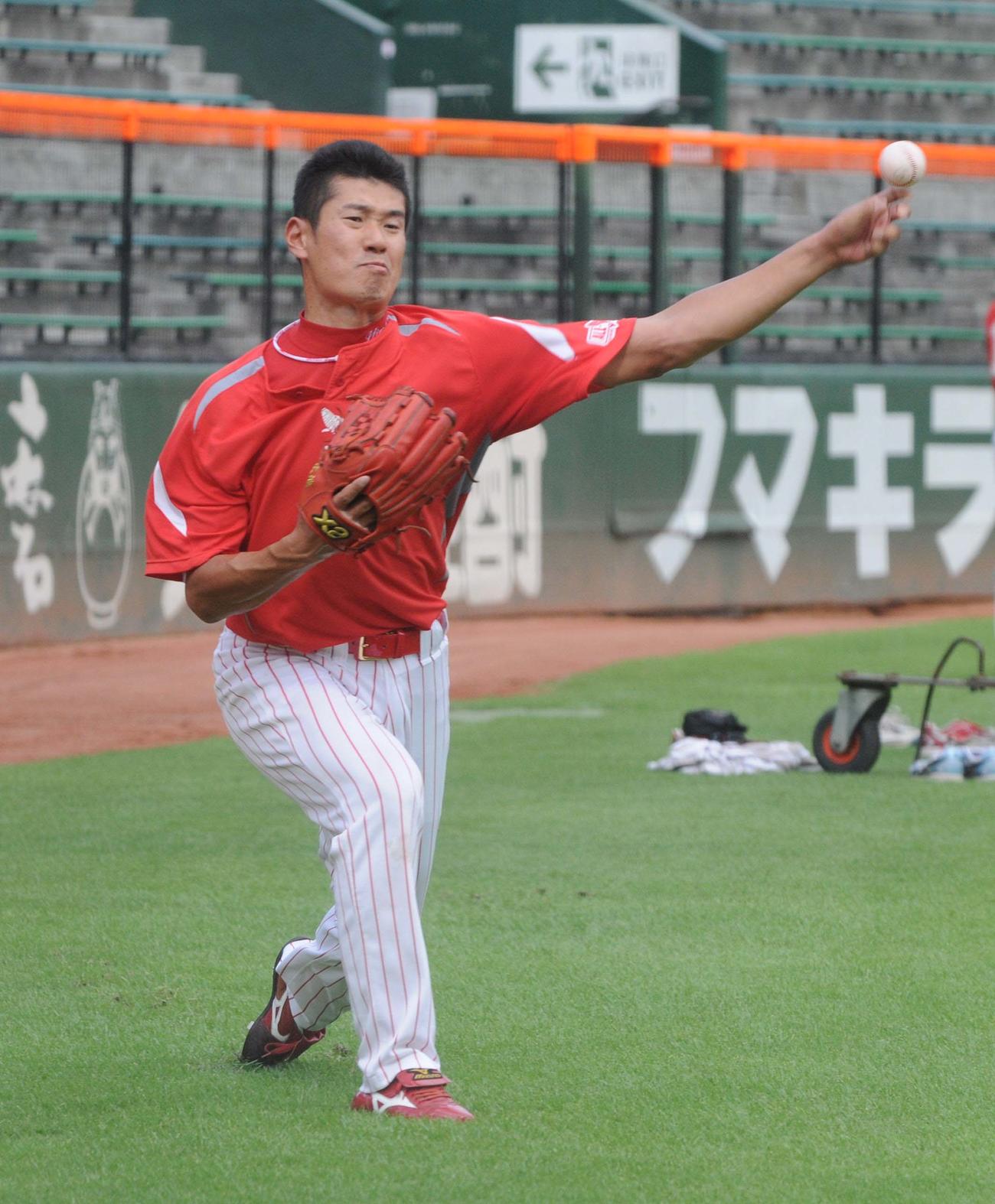 広島練習　キャッチボールをする広池浩司（撮影・倉掛優一）＝2008年9月21日、広島市民球場