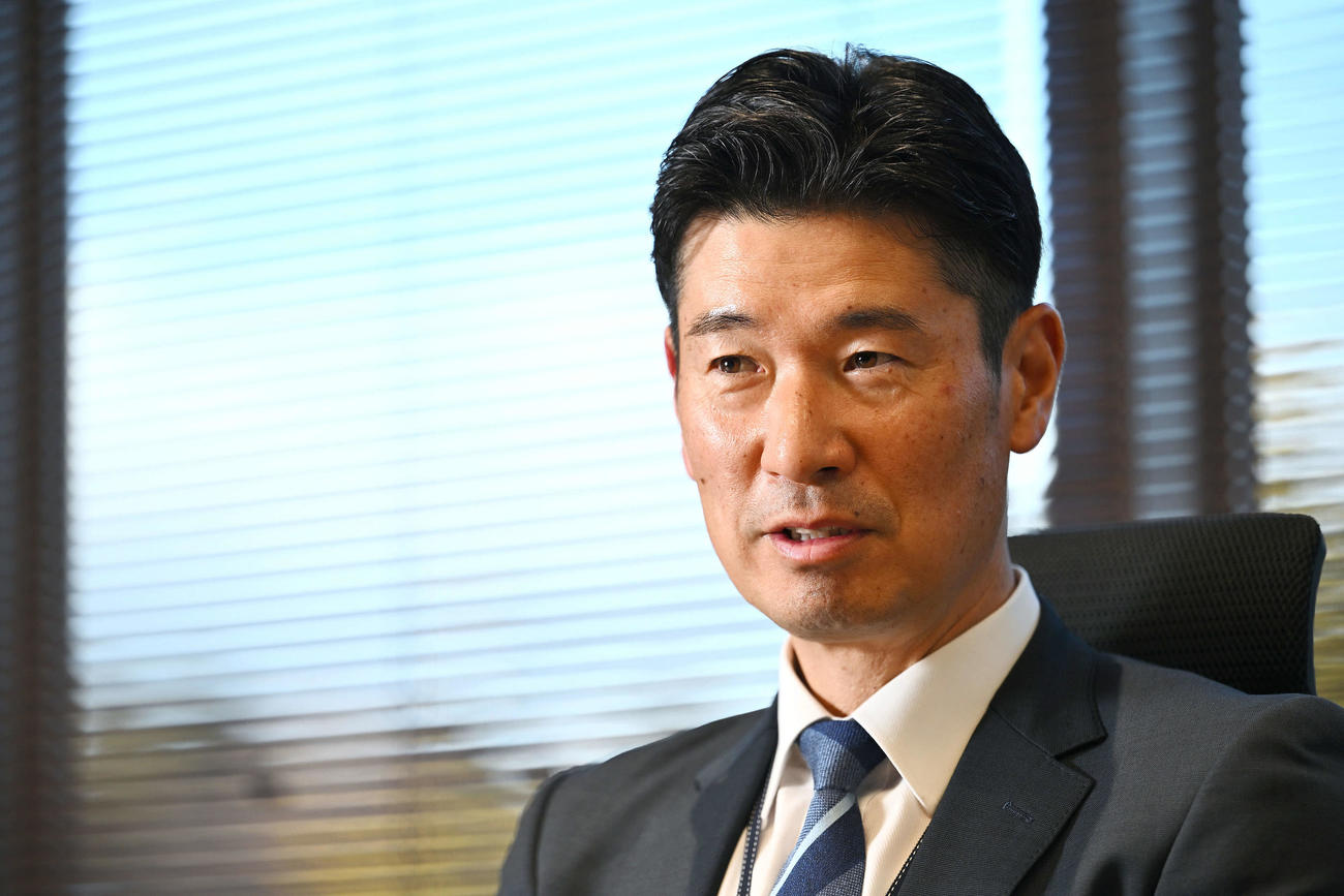 インタビューに応じる西武広池浩司球団本部長（撮影・滝沢徹郎）