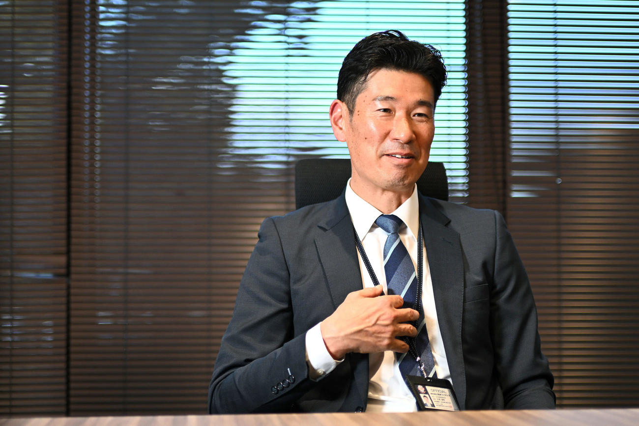 インタビューに応じる西武広池浩司球団本部長（撮影・滝沢徹郎）