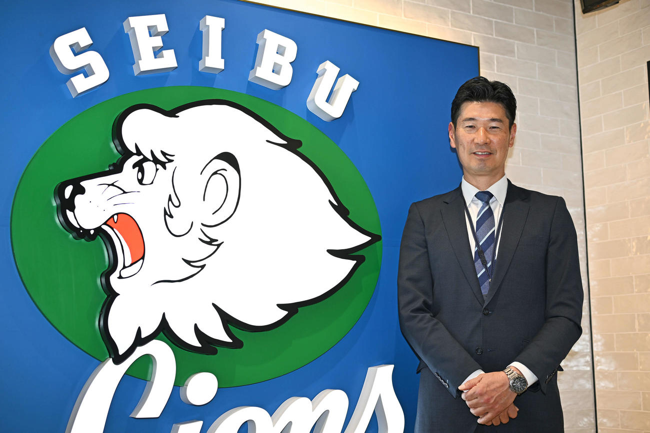 レオマークとともに写真に納まる西武広池浩司球団本部長（撮影・滝沢徹郎）