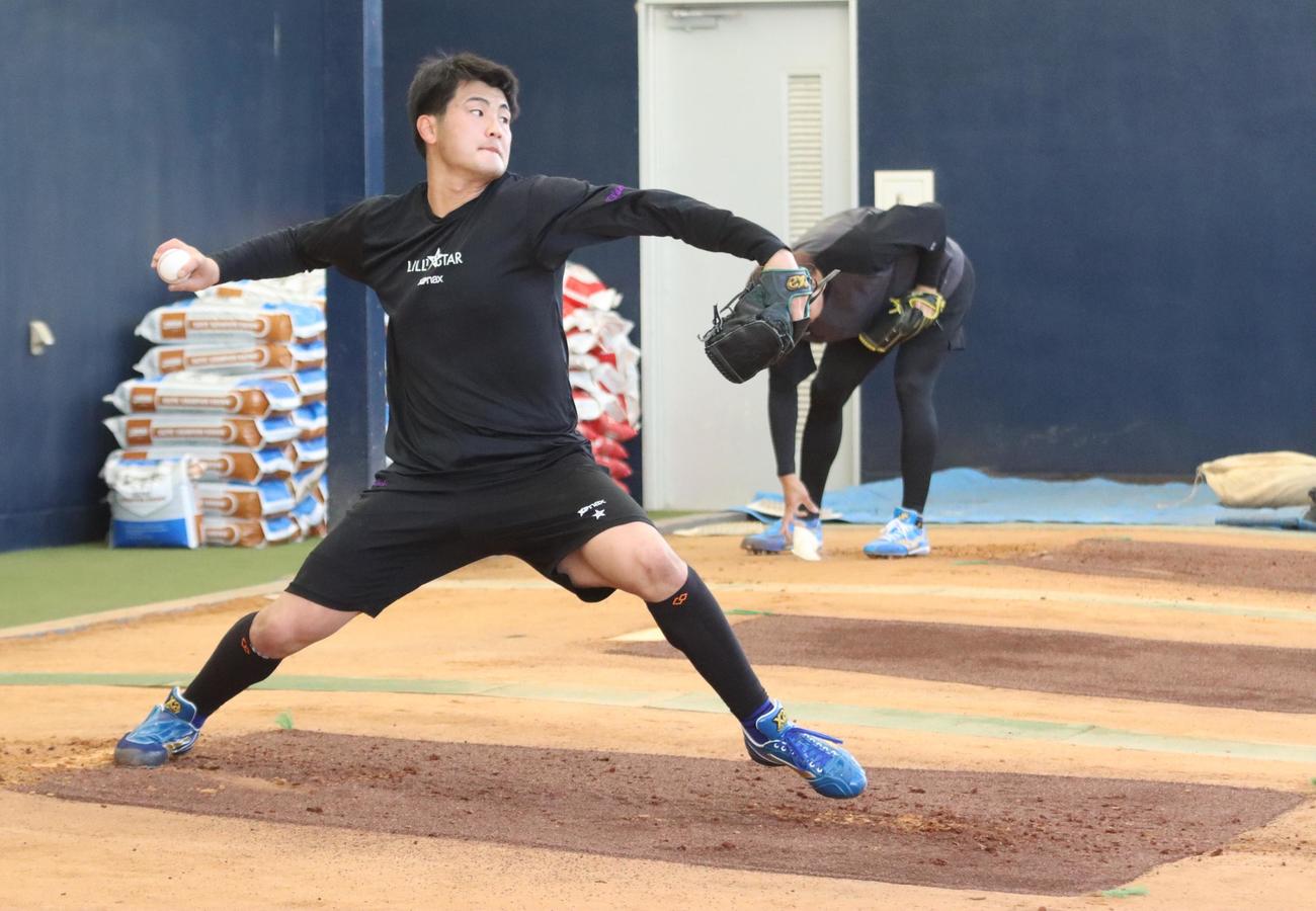 先乗り自主トレ初日にブルぺン入りした日本ハム菊地（撮影・永野高輔）