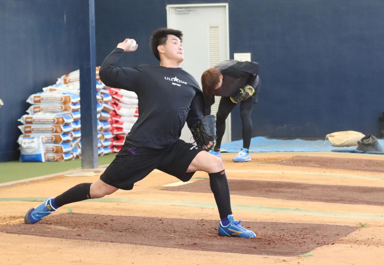 先乗り自主トレ初日にブルぺン入りした日本ハム菊地（撮影・永野高輔）