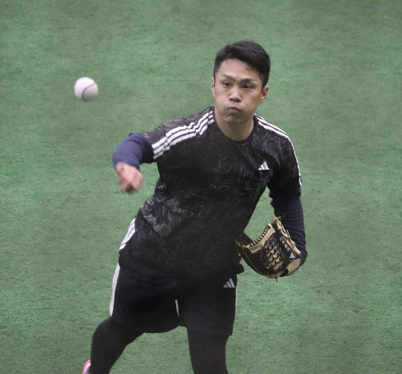 ジャイアンツ球場で自主トレする巨人則本（撮影・小早川宗一郎）