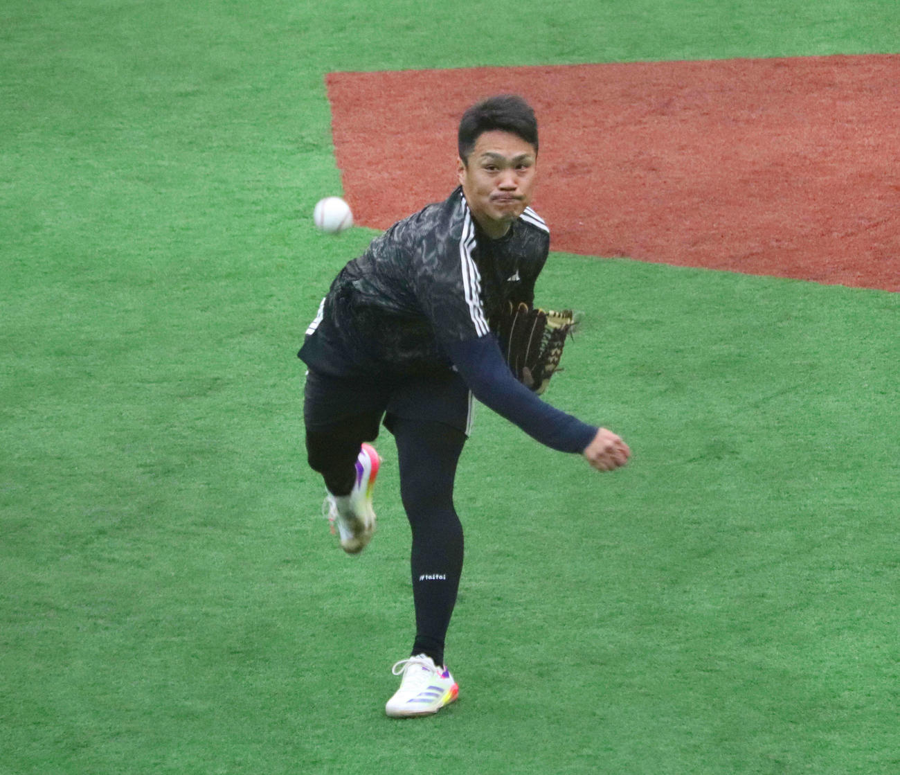 ジャイアンツ球場で自主トレする巨人則本（撮影・小早川宗一郎）