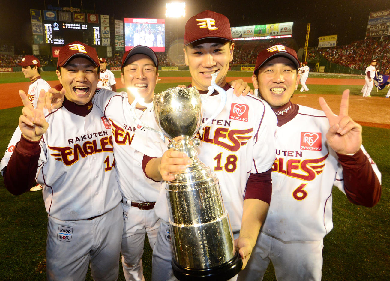 13年、日本一に輝きトロフィーを掲げる田中将大と則本昂大
