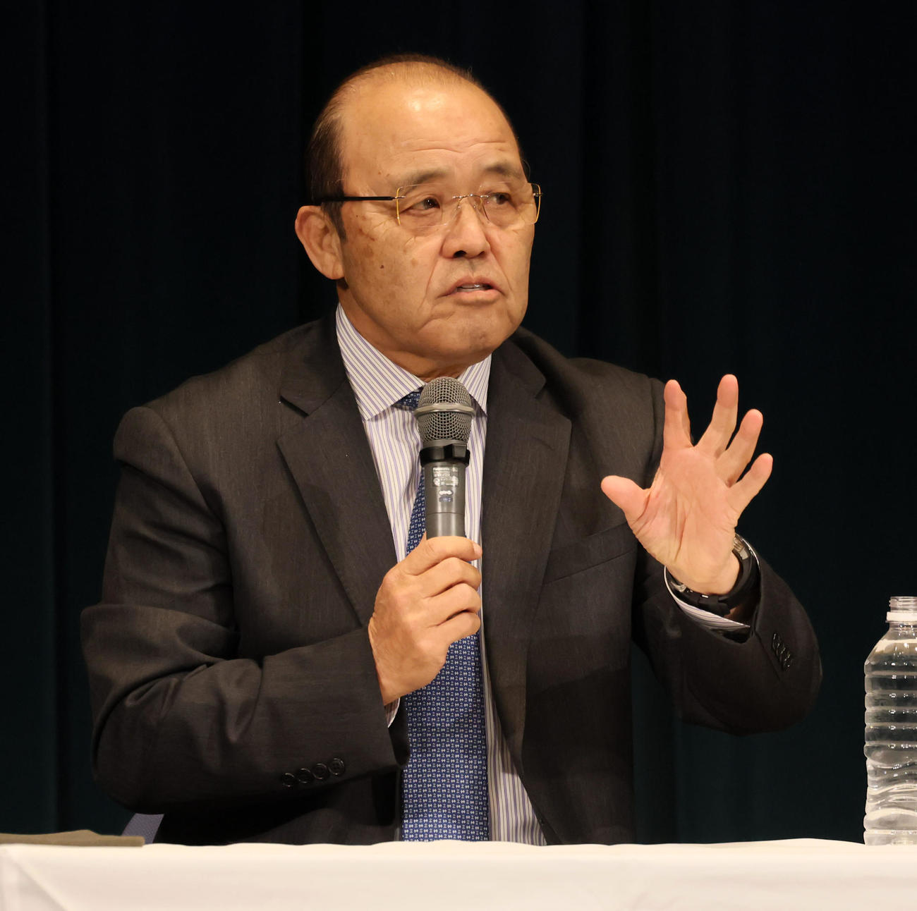 掛布氏とトークショーを行った阪神前監督の岡田オーナー付顧問（撮影・加藤哉）
