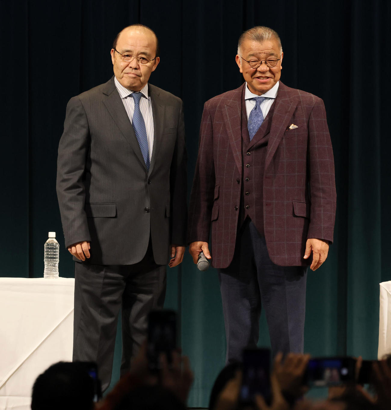 トークショーを行った岡田オーナー付顧問（左）と掛布氏は冒頭写真撮影で2ショットを披露（撮影・加藤哉）