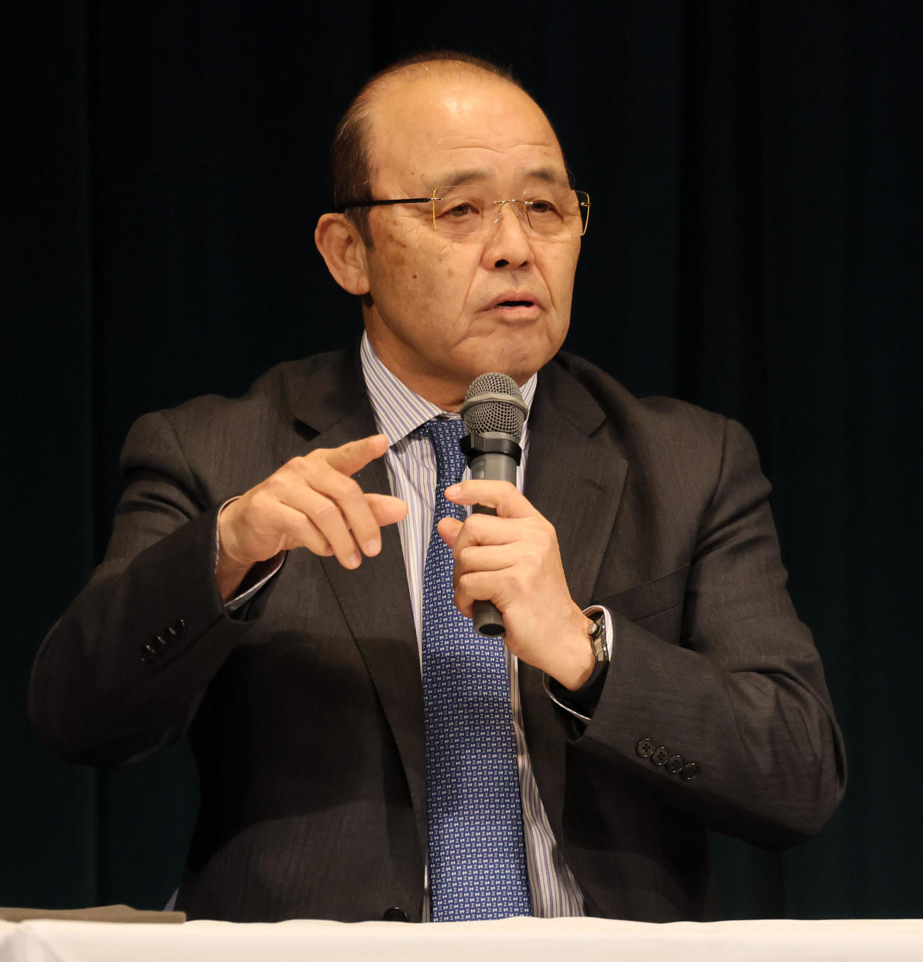 掛布氏とトークショーを行った岡田オーナー付顧問（撮影・加藤哉）
