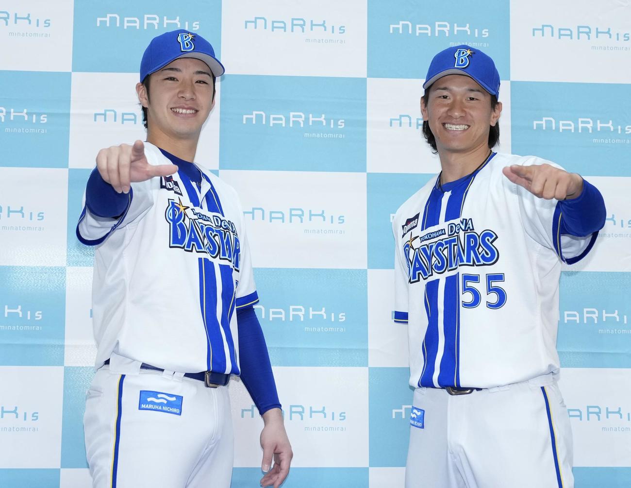 トークショーを終え写真に納まるDeNA井上（右）と度会（撮影・垰建太）