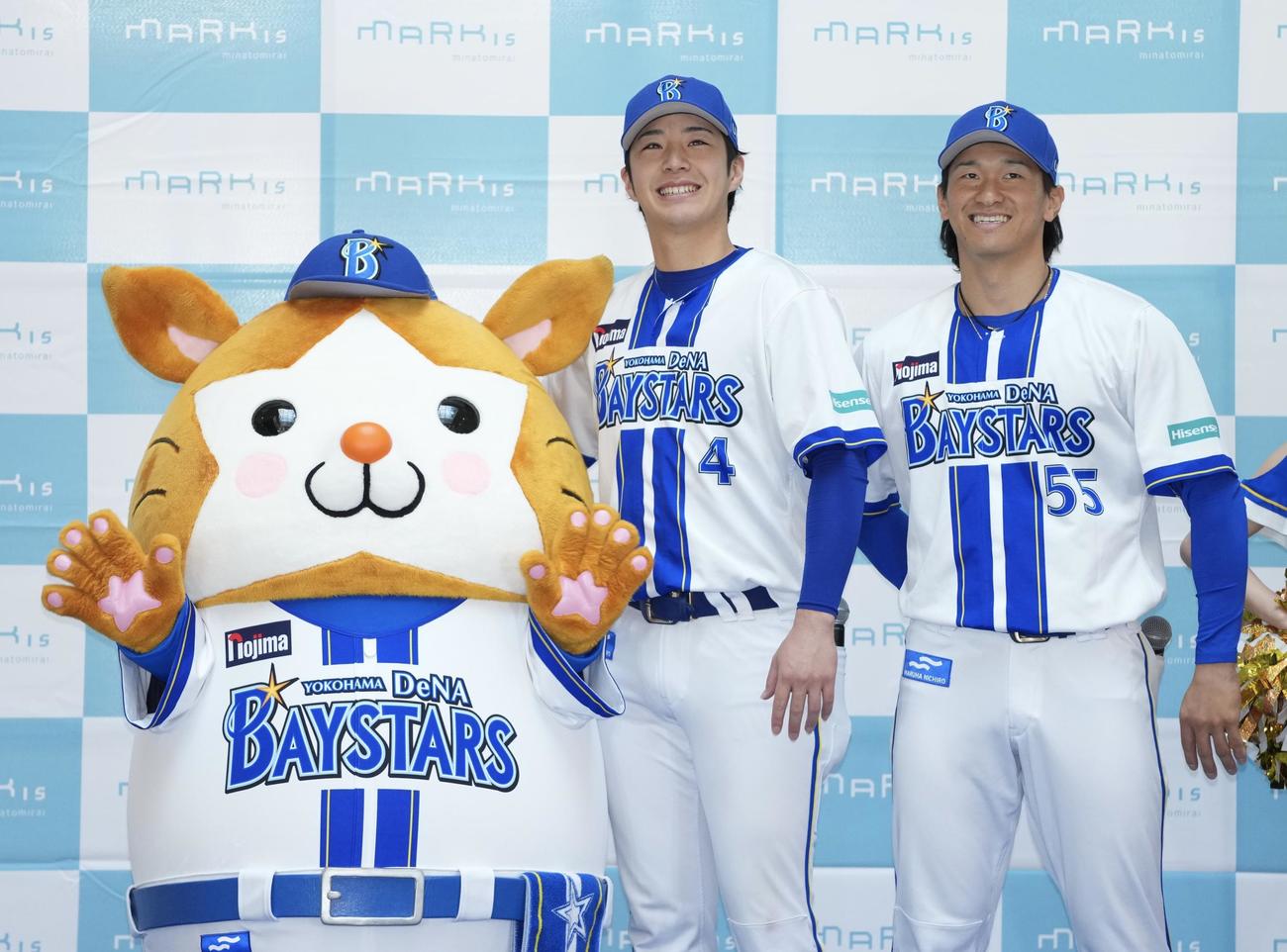トークショーで笑顔を見せるDeNA井上（右）と度会（撮影・垰建太）