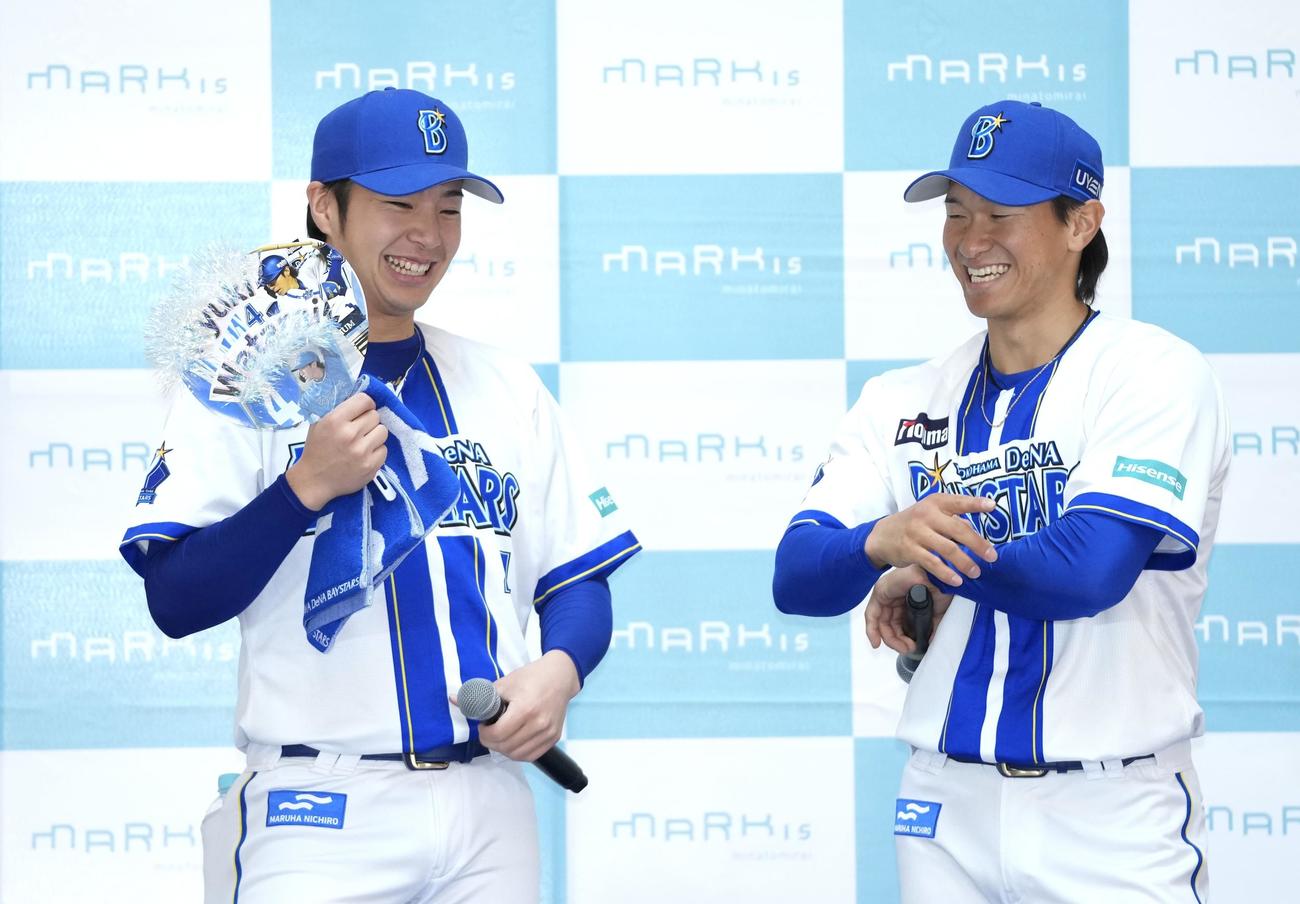 トークショーで笑顔を見せるDeNA井上（右）と度会（撮影・垰建太）
