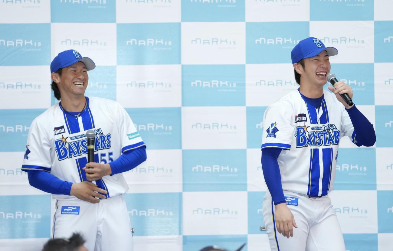 トークショー中にたまたま居合わせた戸柱に驚くDeNA井上（左）と度会（撮影・垰建太）