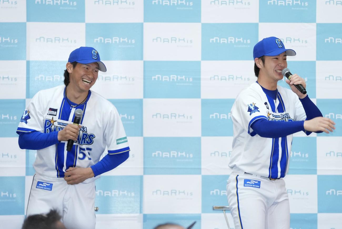 トークショー中にたまたま居合わせた戸柱に驚くDeNA井上（左）と度会（撮影・垰建太）
