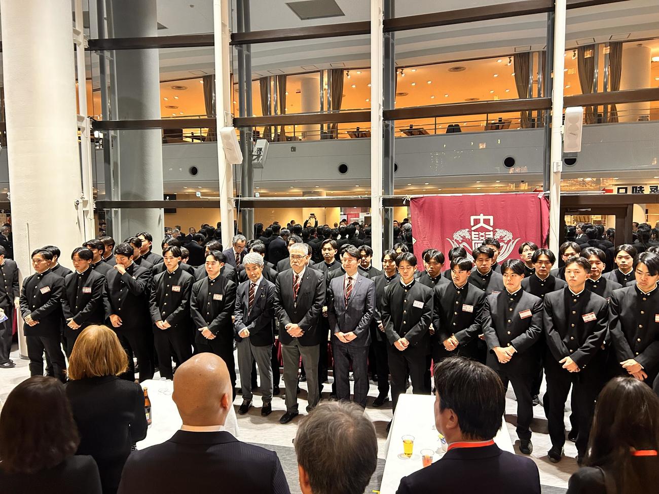 早稲田キャンパスで行われた野球部の激励会。来月の米国遠征に向けて実施したクラウドファンディングの報告もあった（撮影・平山連）