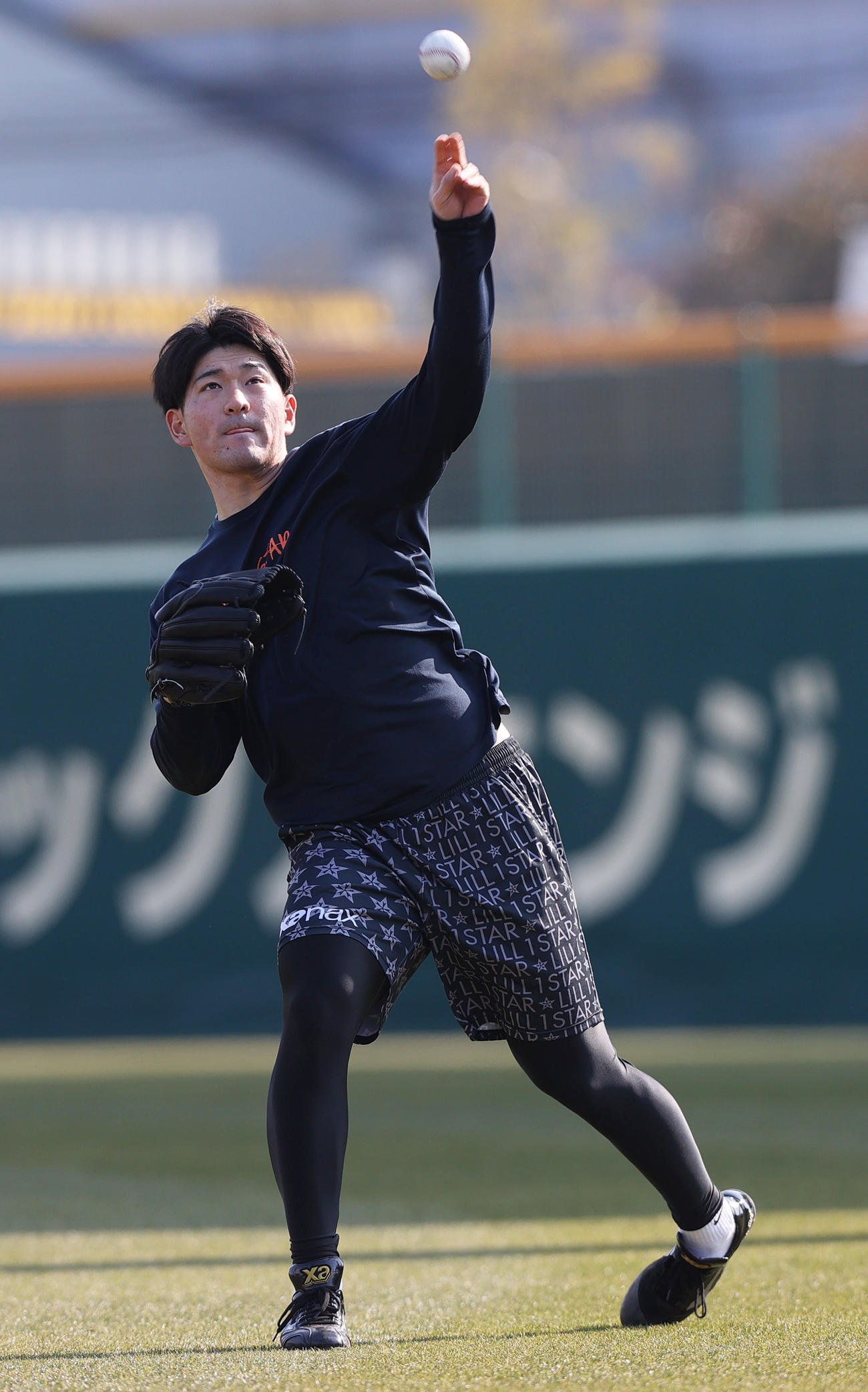 SGLスタジアムで自主トレする阪神伊藤稜（撮影・上山淳一）