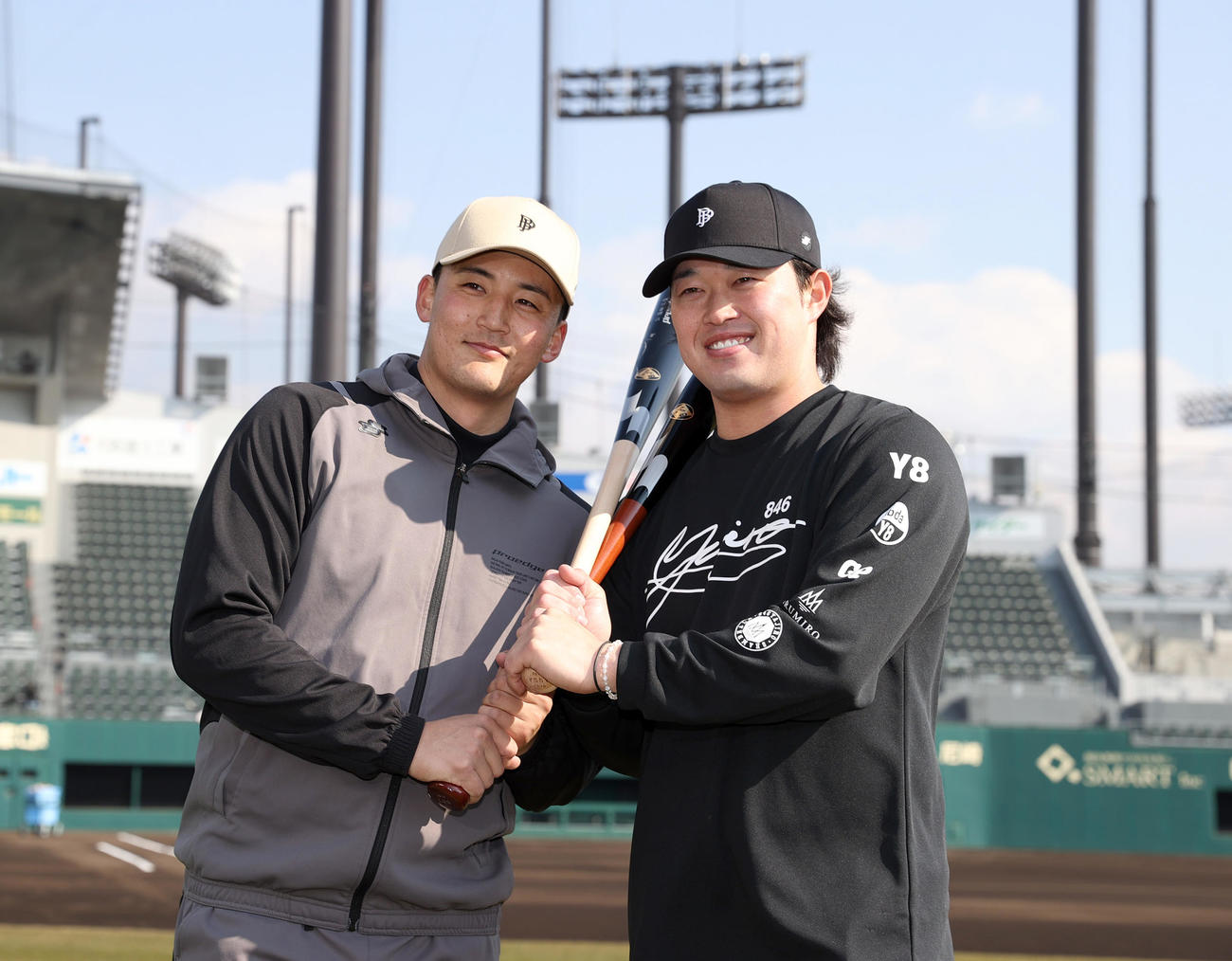 自主トレを公開した阪神浜田（右）と元山は笑顔で写真に収まる（撮影・上山淳一）