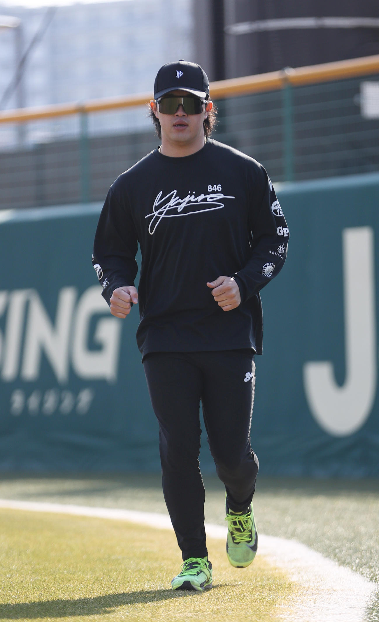 SGLスタジアムでランニングする阪神浜田（撮影・上山淳一）