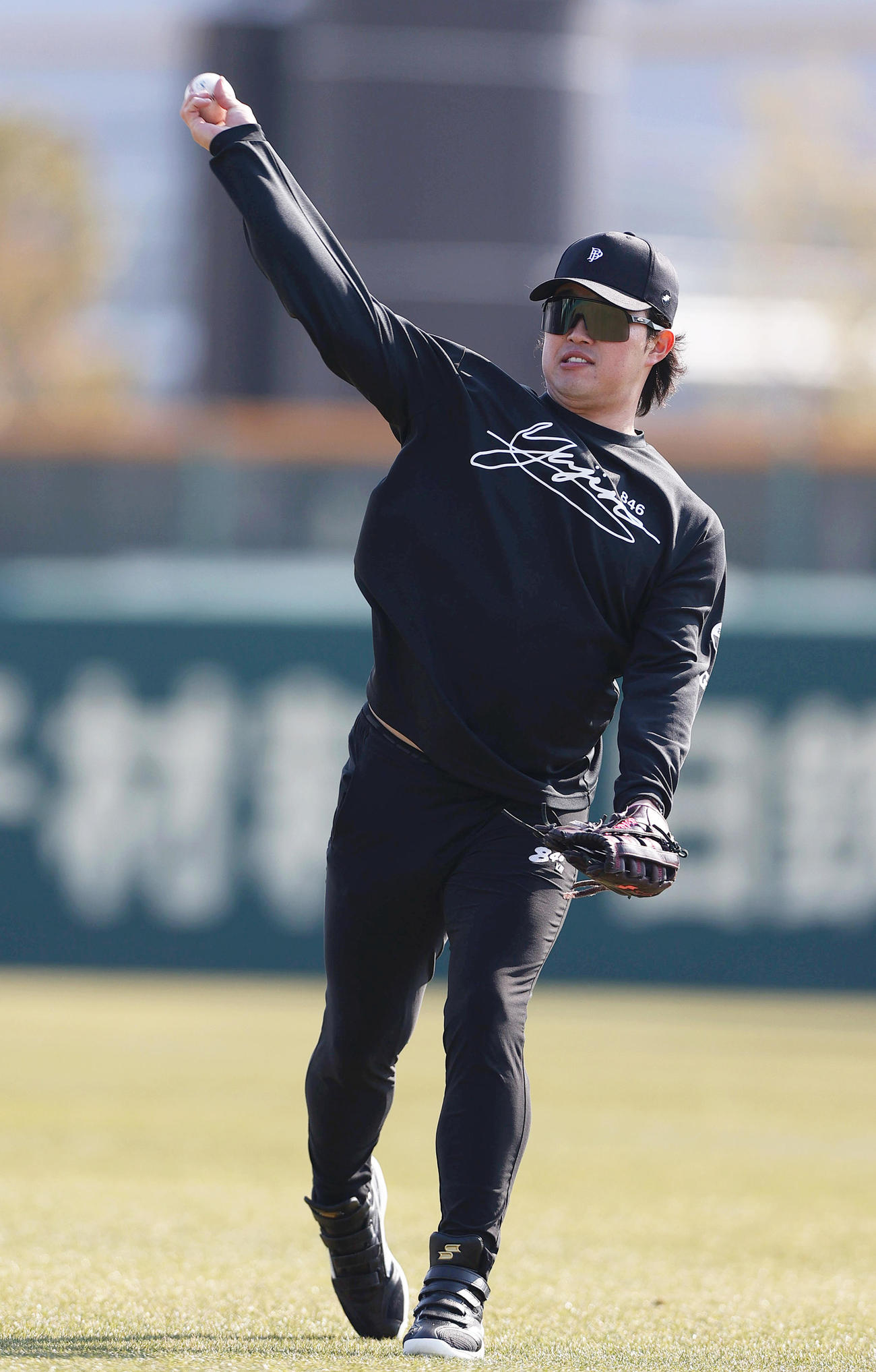 SGLスタジアムでキャッチボールする阪神浜田（撮影・上山淳一）