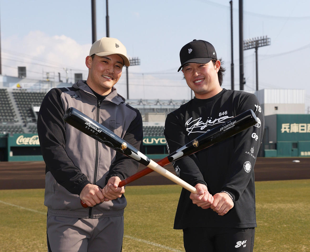 自主トレを公開した阪神元山（左）と浜田は笑顔で写真に収まる（撮影・上山淳一）