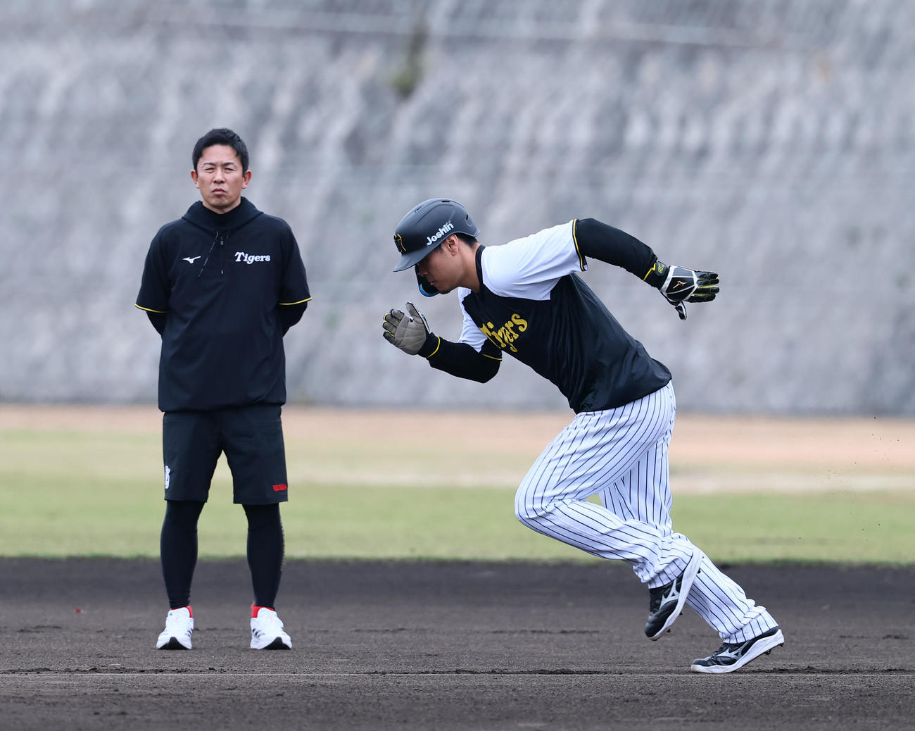 佐藤輝明に指導する赤星憲広臨時コーチ（左）（2025年撮影）
