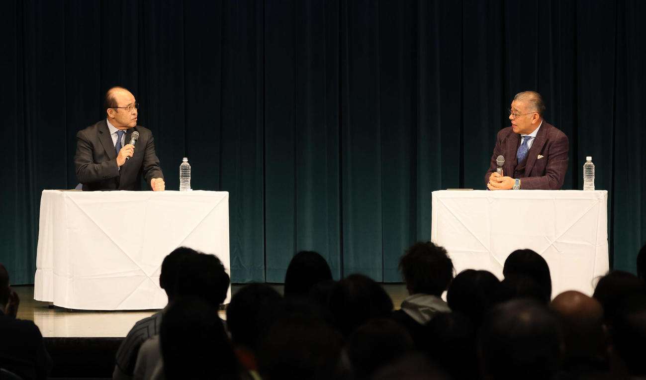 トークショーを行った岡田オーナー付顧問（左）と掛布氏（撮影・加藤哉）