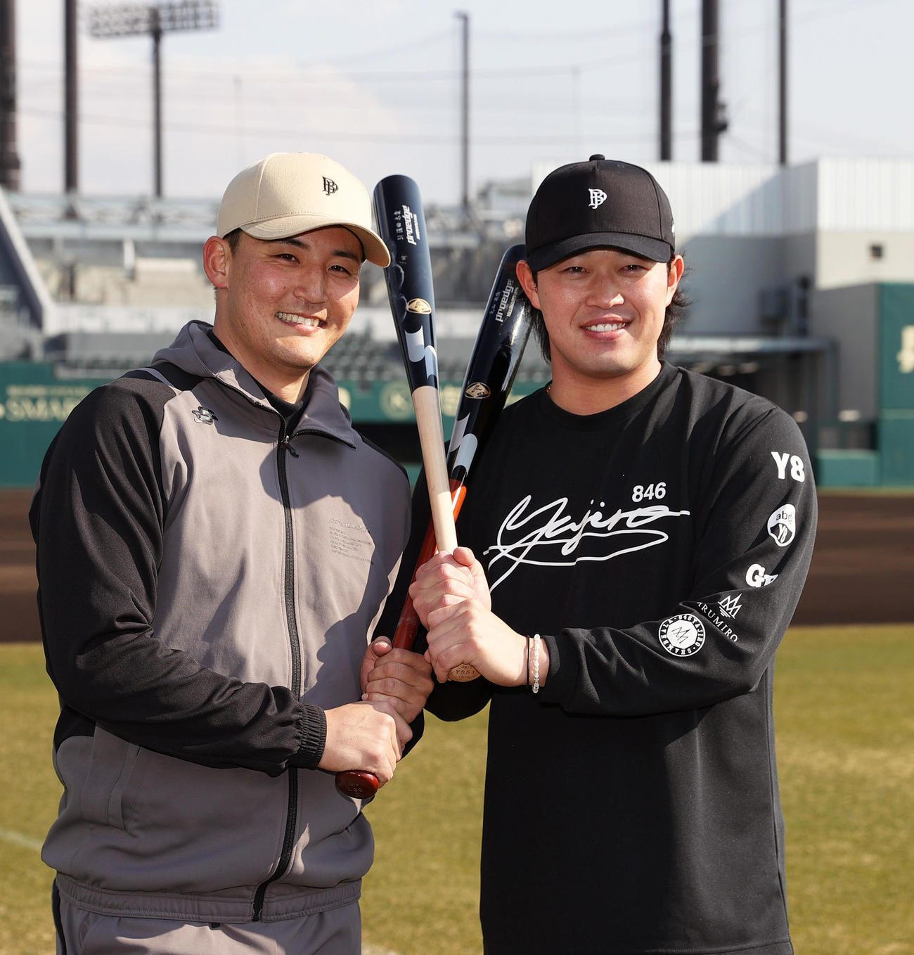 自主トレを公開した阪神元山（左）と浜田は笑顔で写真に収まる（撮影・上山淳一）