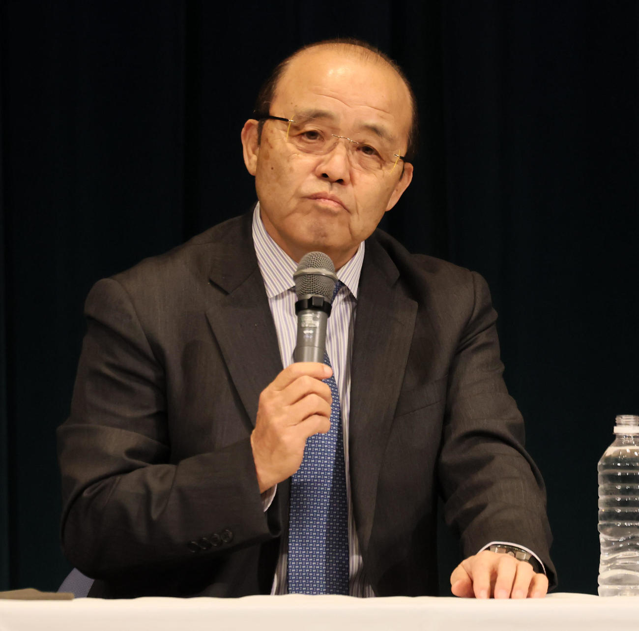 掛布氏とトークショーを行った岡田オーナー付顧問（撮影・加藤哉）