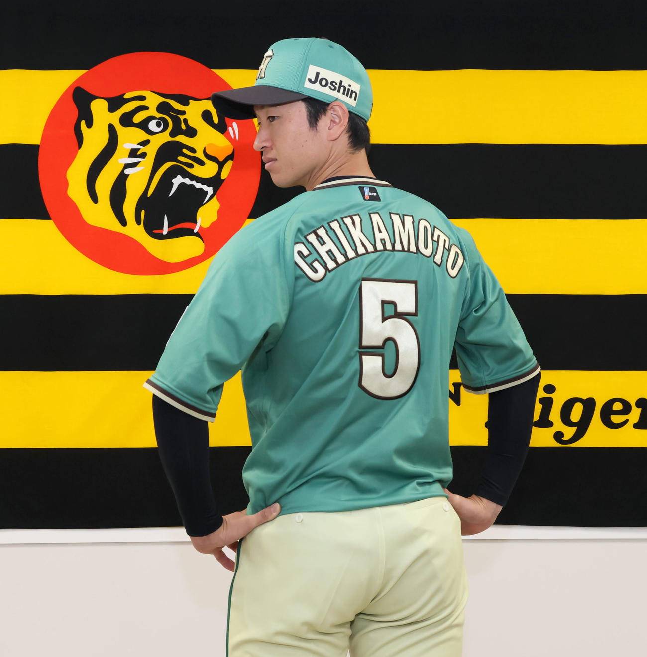 阪神近本がスタジアムヒーロズデイユニホームのお披露目会見を行った（撮影・加藤哉）