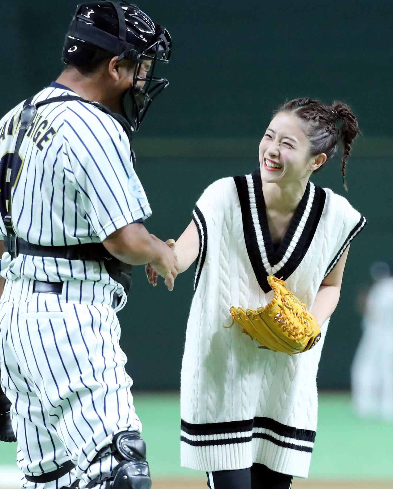 始球式後、谷繁元信（左）と握手を交わす石原さとみ（2017年8月撮影）