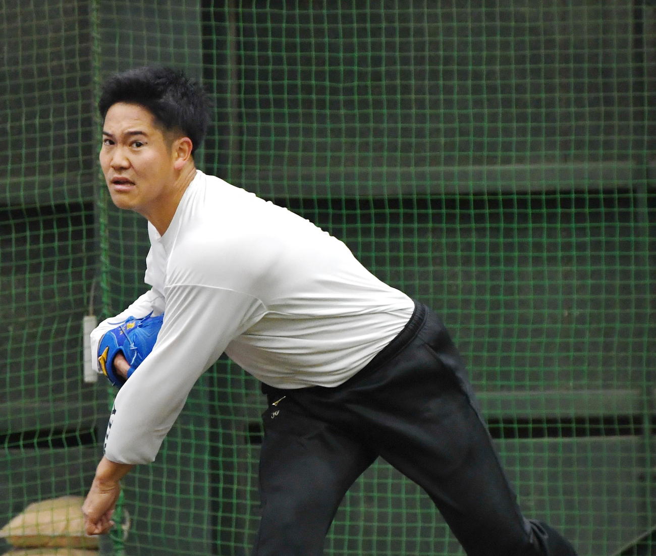 自主練習でブルペン投球する楽天鈴木翔（撮影・山田愛斗）