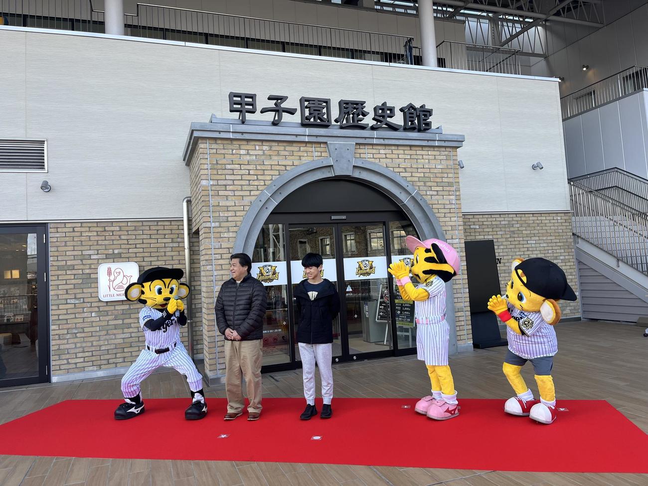甲子園歴史館の200万人目の入館者となった田浦淳一さん（左）と大翔さん親子（撮影・磯綾乃）