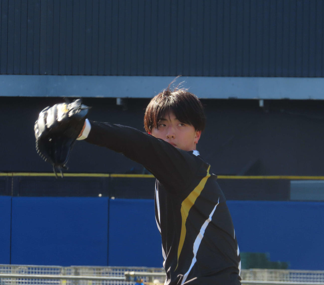 自主トレを公開しキャッチボールをするロッテ田中（撮影・水谷京裕）
