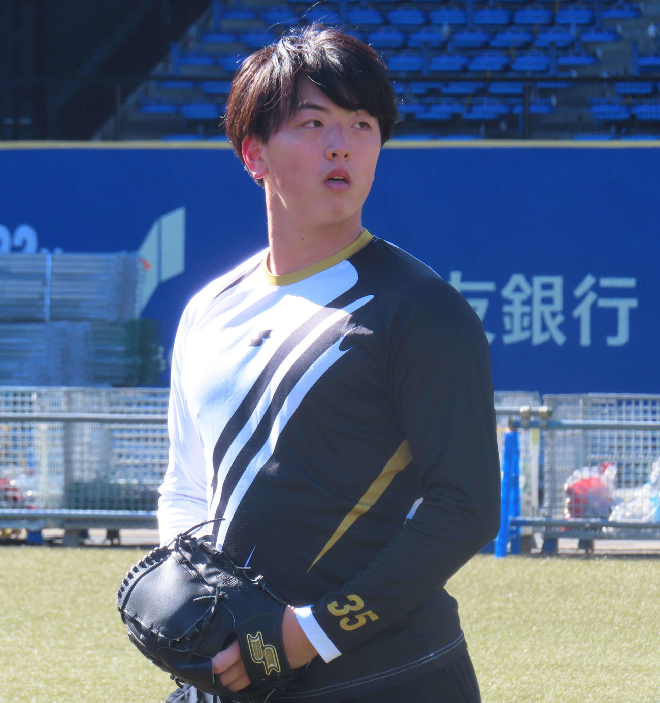 自主トレを公開しキャッチボールをするロッテ田中（撮影・水谷京裕）
