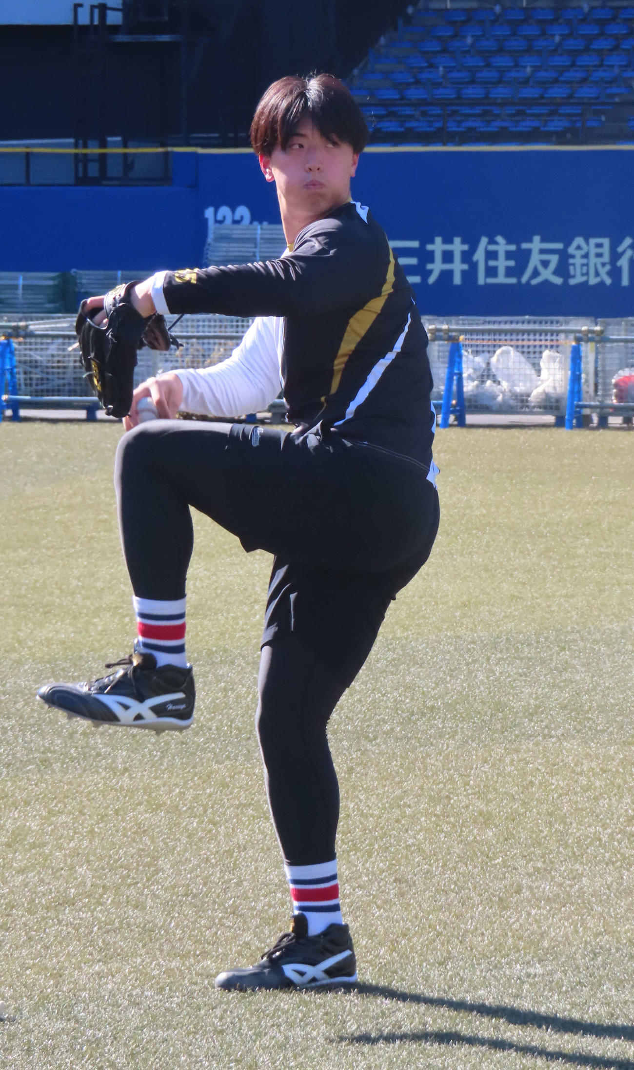 自主トレを公開しキャッチボールをするロッテ田中（撮影・水谷京裕）