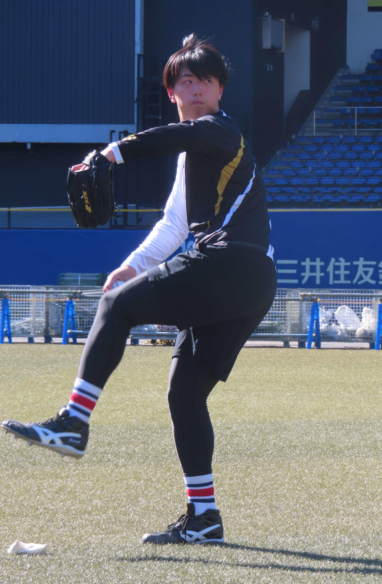 自主トレを公開しキャッチボールをするロッテ田中（撮影・水谷京裕）