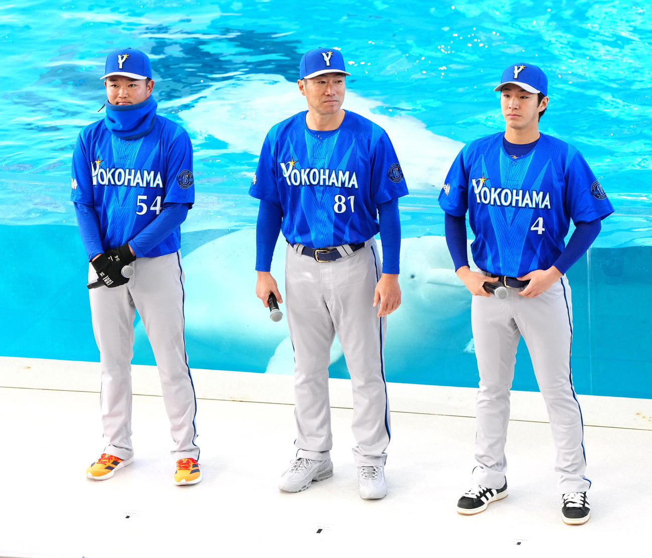 「DeNA2026初春の集い」でビジターユニホームを披露するDeNA相川監督（中央）ら。右は度会、左は石田裕（撮影・江口和貴）