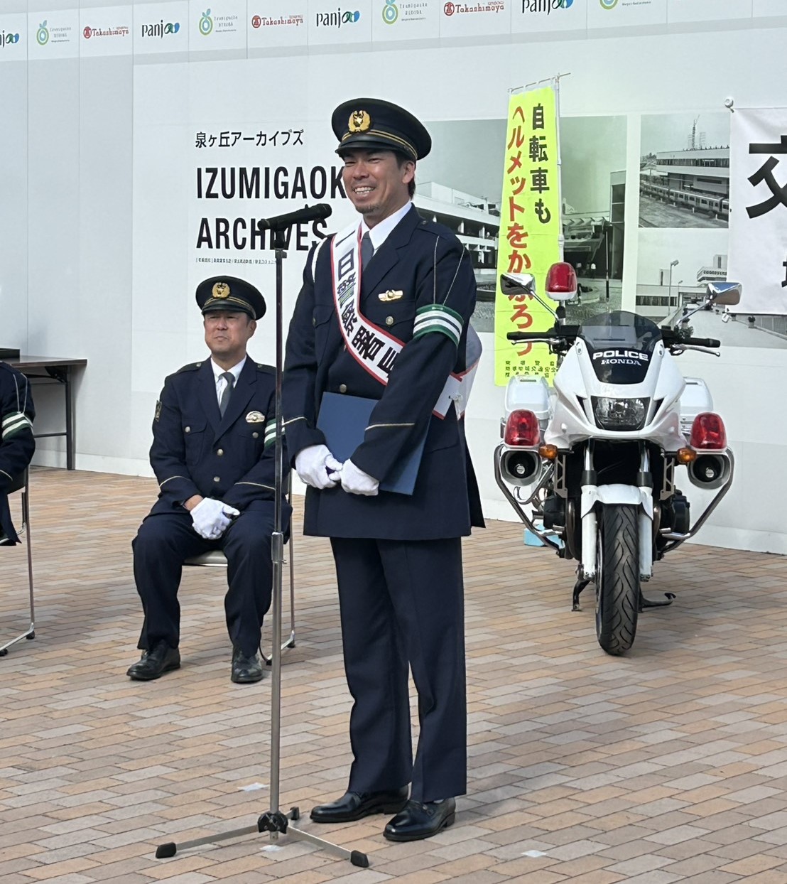 南堺警察署の一日署長を務めた楽天前田健（撮影・佐藤究）